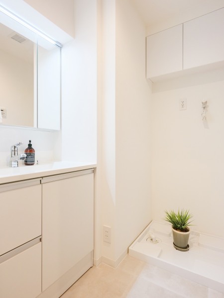 白を基調とした清潔感溢れるデザインの洗面化粧台です。三面鏡裏や足元の収納など使いやすさも兼ね備えています。