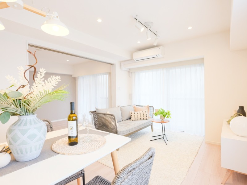 南西向きの2面採光の窓からたっぷりの光が差し込み、開放的なリビングダイニングです。住まう方の趣味や感性で飾っていただけるように、シンプルな内装で仕上げました。