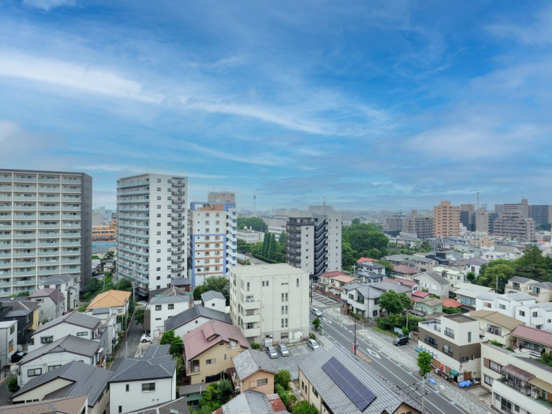 12階のお部屋からは開放的な眺望をお楽しみいただけます。遠くまで広がる大空や季節を語る樹々の様子が堪能できます。