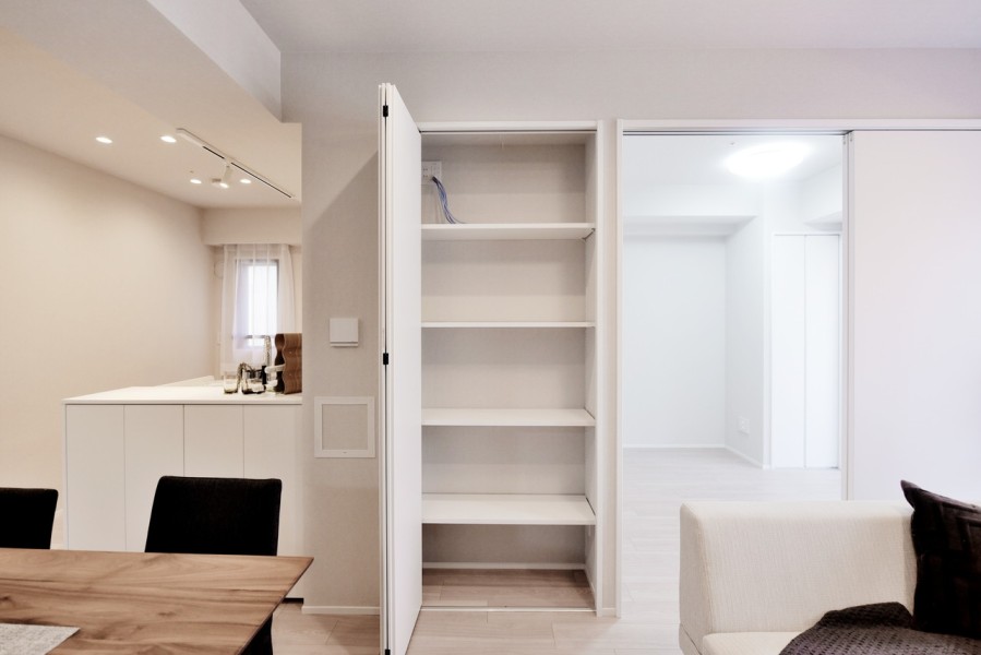 リビングには日用品のストックや家族共用の物をしまっておける便利な収納を設けました。リビングに収納が一つあることで、小さいお子様と一緒に片づけをする習慣も身につきます。災害備蓄品なども素早く取り出せます。