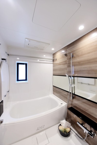 TOTO製1418サイズのユニットバス新規交換済みです。汚れのつきにくい素材が使われていますので、毎日のお手入れも楽々です。浴室暖房乾燥機完備で、衣類の乾燥から暖房まで一年中快適にご使用頂けます。