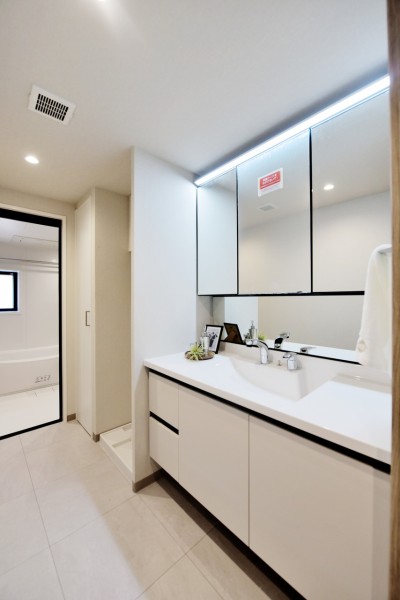 大きな三面鏡で身だしなみを整えやすい洗面台です。三面鏡裏やキャビネットなど多数の収納を備えていますので、細かなものが多い洗面まわりもいつもすっきりとした空間を保てます