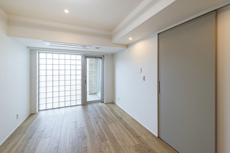 リビングからいちばん離れた洋室１は、プライべート時間を満喫できるお部屋です。約8.1帖のゆったりとしたお部屋は爽やかな光が差し込み主寝室にぴったりです。