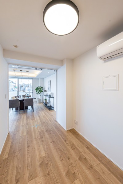 リビングに隣接したクローゼット付きの洋室4です。リビングからの光も取り込めて、よりすっきりとした印象の仕上がりです。