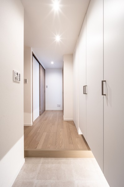 フットライトの光が格調高い雰囲気を醸し出す玄関。収納力のあるシューズボックスも備え付けましたので玄関もすっきり保てます。