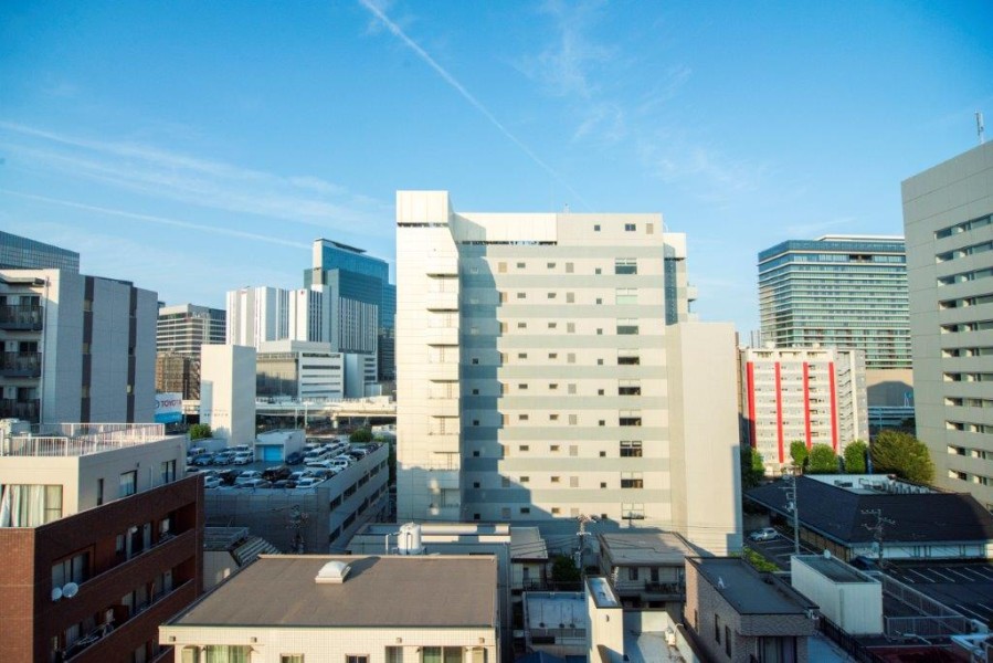 目線を上げると青々とした空を望める眺望です。だんだんと変わっていく空の色を愉しみ、リフレッシュするのも良さそうです。