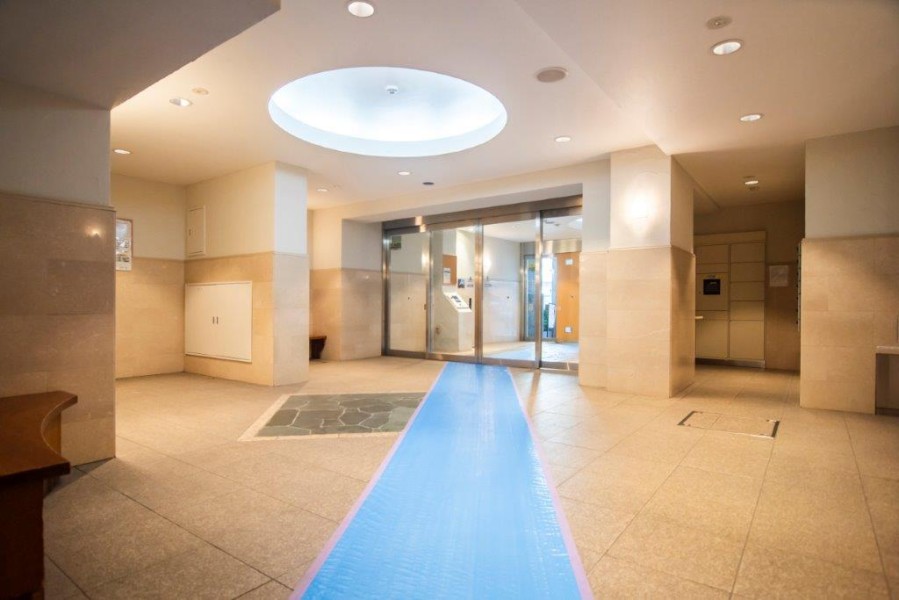 清潔に保たれた解放感溢れるマンションエントランスロビーです。オートロック・宅配ボックス完備です。