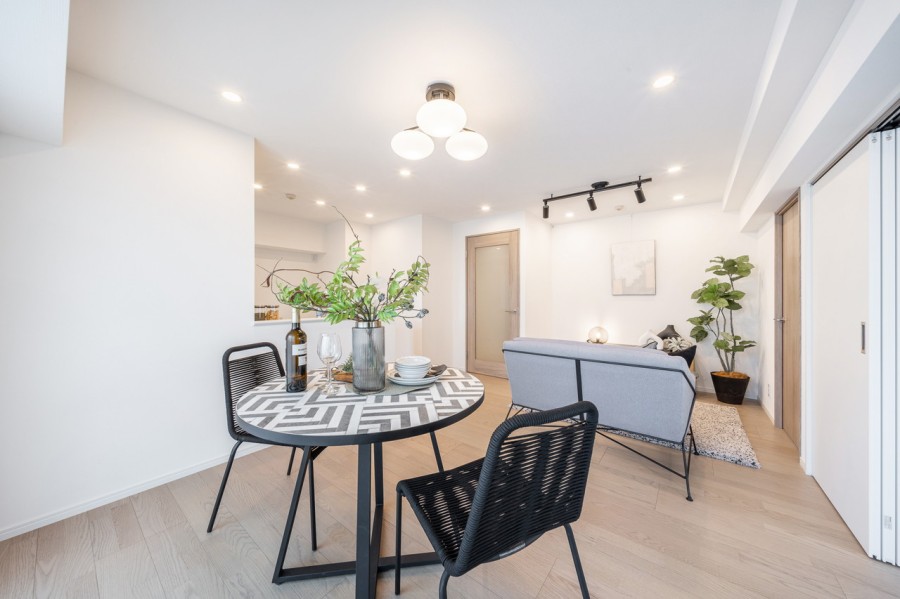 洗練された白を基調とした壁紙に包まれた空間の中に、木目を採り入れナチュラルな雰囲気を醸し出した上質な住まいです。毎日が忙しいあなたもほっと一息つける安らぎの空間です。