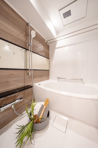 ゆったりとしたバスルームが1日の疲れをしっかり癒してくれます。美しいカーブと全身を包み込むような入浴感が特徴の浴槽です。