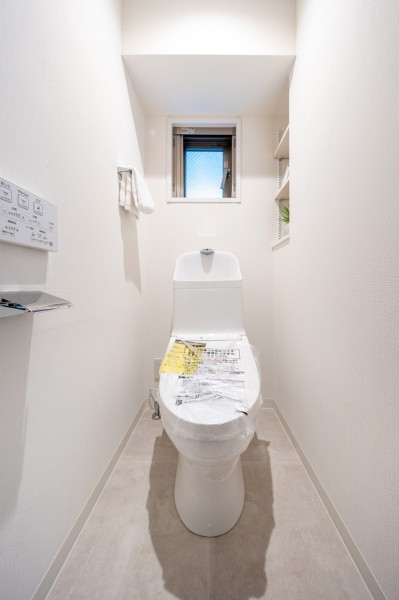 レストルームも上品さが宿る安らぎのスペースに仕上がりました。窓が付いているので、換気はもちろん日が差し込むのもうれしいですね。
