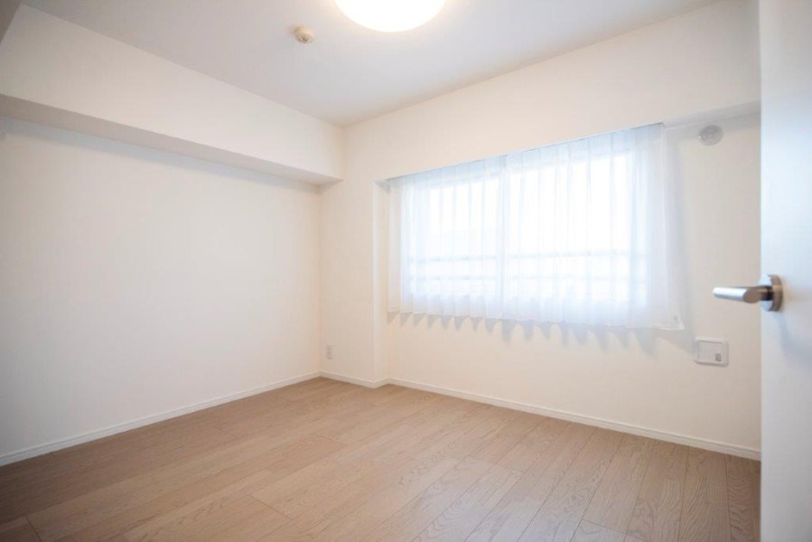 穏やかな自然光が注がれる洋室1です。主寝室としても、勉強や読書など落ち着いて作業したいときにもぴったりです。