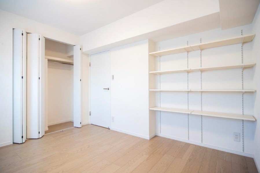 洋室1には、クローゼットの他に収納棚を備え付けました。棚は可動式で、本を置いたり、お気に入りのアイテムを飾ったり、自由にレイアウトを楽しんでいただけます。