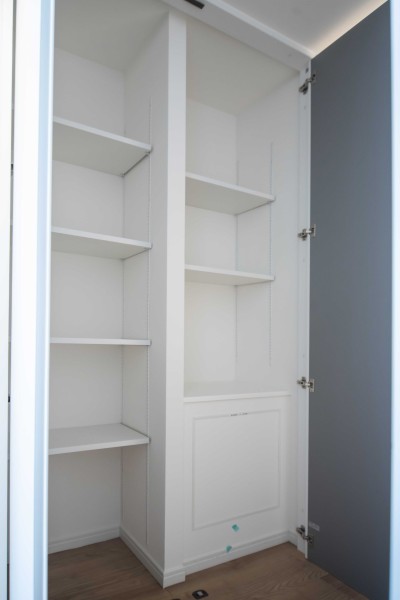 廊下に設置した収納棚は、日常品や非常災害備蓄品のストック、お子様の外遊びの道具など、使い方は様々な魅力的な収納スペースです。