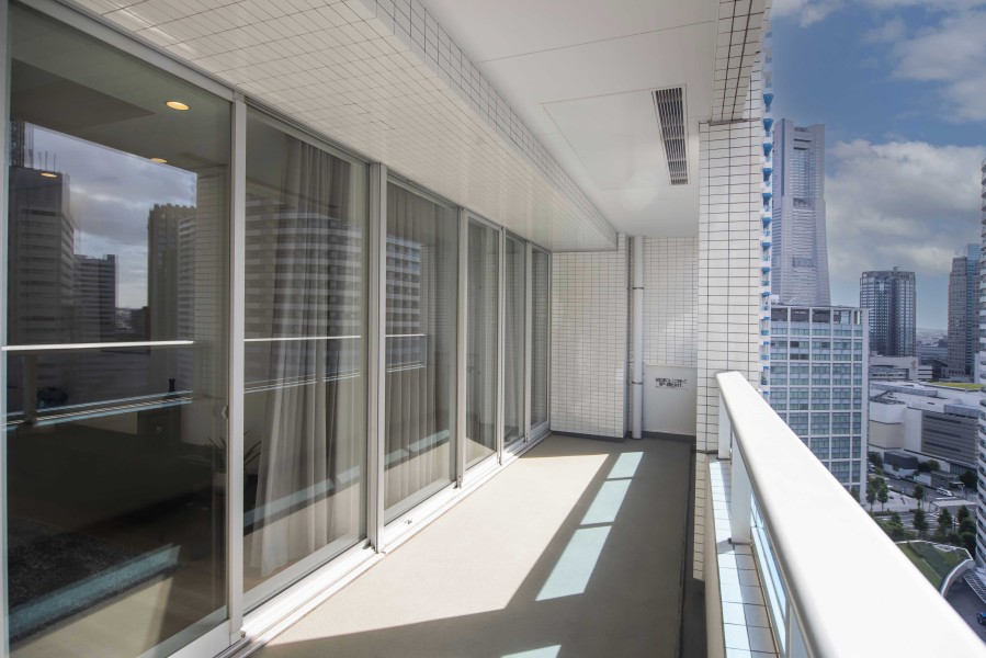 心地よい陽光を取り込み、空間をゆるやかに紡ぐバルコニーです。心がほっとするような光と心地よい風を感じ、日々をアップデートできそうです。