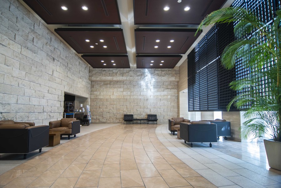 高級感と気品が溢れるエントランスホールです。時代に左右されず、将来にわたって価値が継続する「上質」な佇まいです。