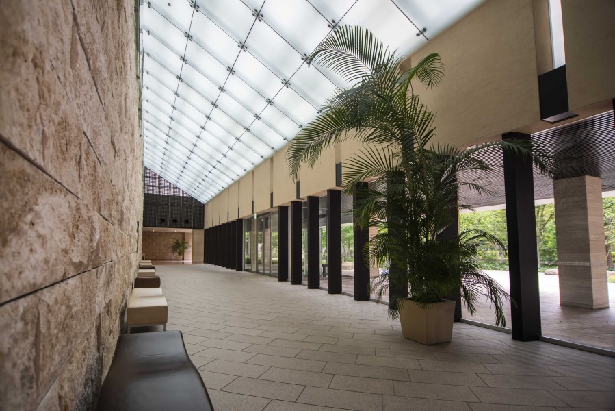 M.M.タワーズの玄関とも言える空間は、半透明のガラス天井から光が降り注ぐ開放的なコモンスペースです。