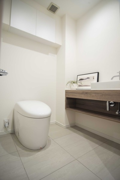 レストルームには洗練されたお部屋にぴったりなスタイリッシュなタンクレストイレが設置されています。手洗い場や収納に便利なカウンターも備え付けです。