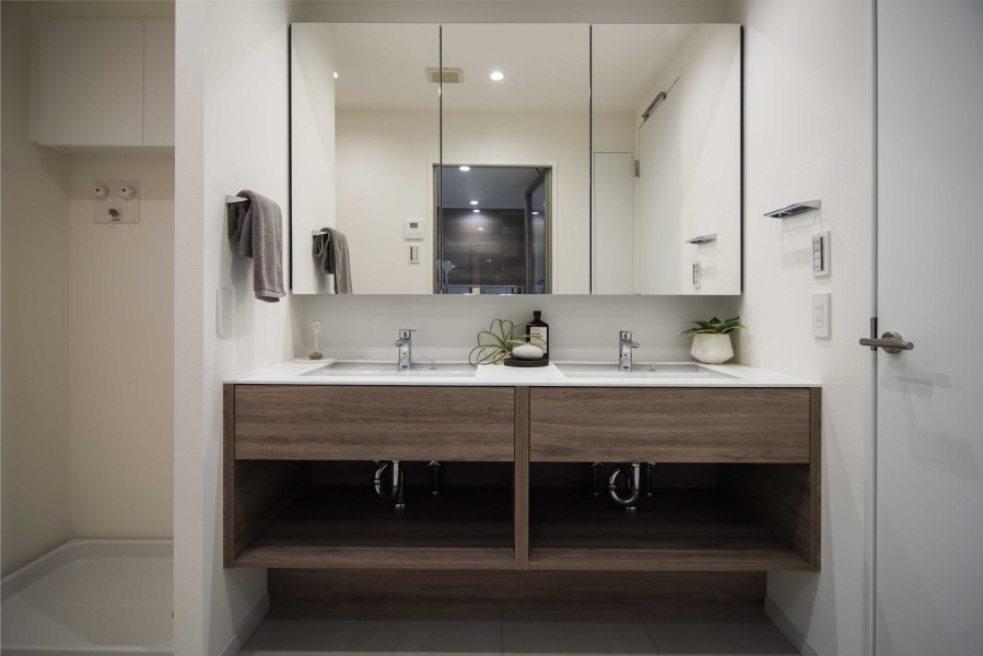 洗面化粧台にはまるでホテルのようなダブルボウルデザインを採用しました。ダブルボウルの大きな洗面台は大きな鏡で身だしなみも整えやすく、朝の慌ただしい時間帯も快適です。