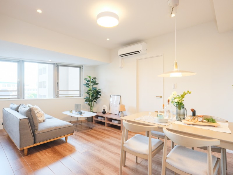 窓からたっぷりと自然光が注がれるリビングダイニングです。心地よい時間が流れるお部屋は、毎日が忙しいあなたもほっと一息つける安らぎの空間です。