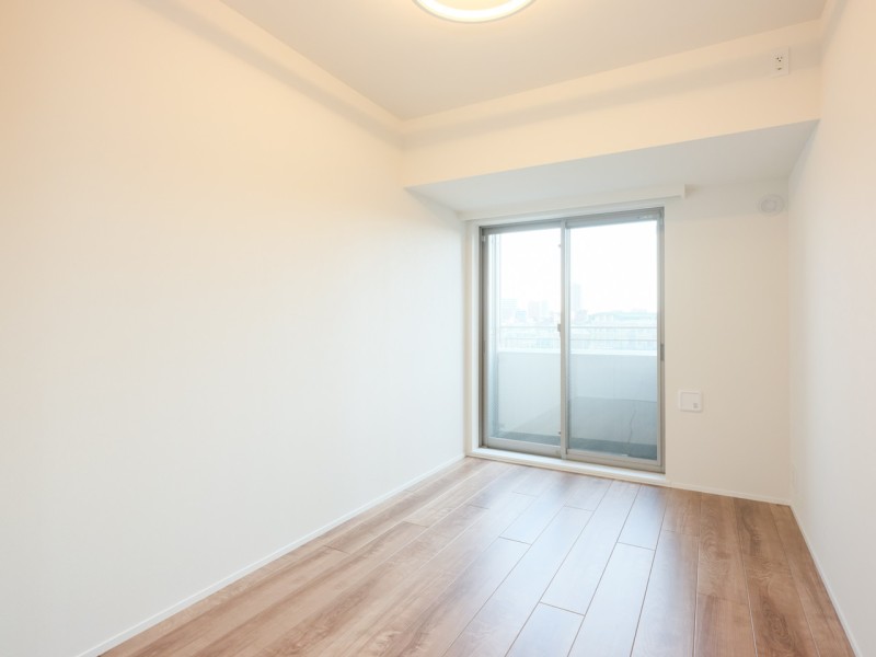 バルコニーに隣接した差し込む光が心地よい洋室2です。凸凹がなく扉も引き戸になっているので、家具が配置しやすいお部屋です。