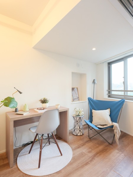 リビングダイニングに隣接した洋室3は、柔らかな光が差し込み、勉強や読書をするスペースとしてお使いいただけます。