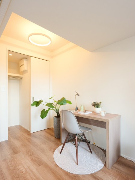 洋室3にはウォークインクローゼットがあります。ハンガーパイプに枕棚も設置しましたので、小物から衣類などたっぷりと整理して収納していただけます。