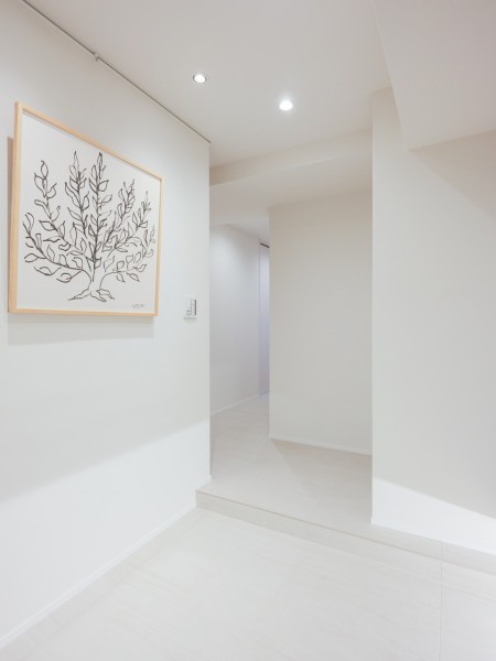 白を基調とした清潔感のある玄関です。住まいの顔となる玄関にはピクチャーレールがついているので、お好きな写真や絵画を飾ってインテリアを楽しめます。