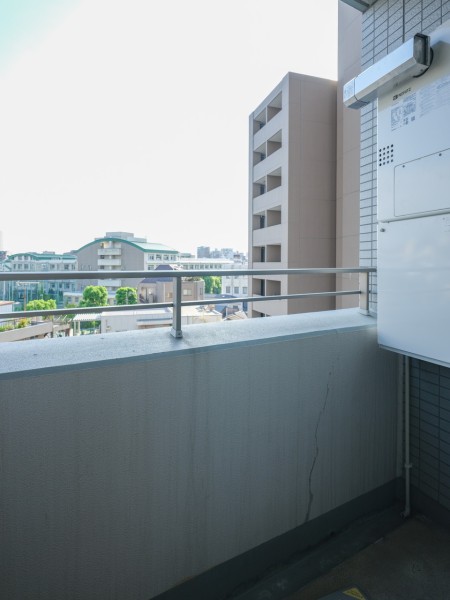 爽やかな風が感じられるバルコニーからは、遠くまで空が見渡せる見晴らしの良い眺望が広がっています。