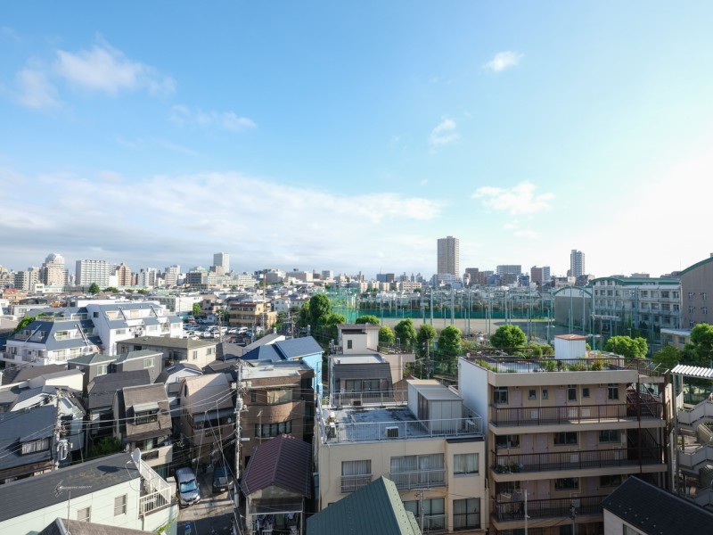 前方に高い建物がないため、広がる空を仰ぐ眺望です。爽やかな青空を見ながら解放感を味わい、ほっと一息つけそうです。