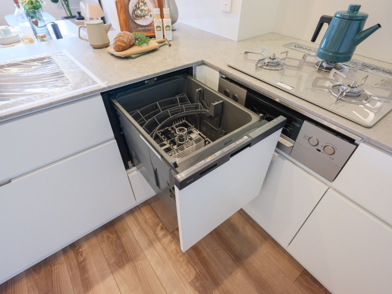 ◆食器洗浄乾燥機◆家事の時間を短縮できる優れもの。さらに節水・節約を同時に行うことができるので、大変人気があり重宝します。