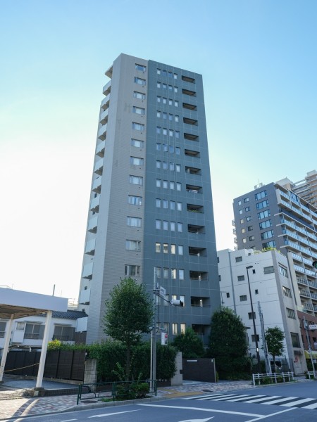 3駅3路線利用できるアクセス便利な立地に佇むスタイリッシュな印象が残るマンションです。再開発が進む『大塚』駅徒歩6分の好立地。駅周辺には、スーパーや飲食店、金融機関などがあり、生活環境も良好です。