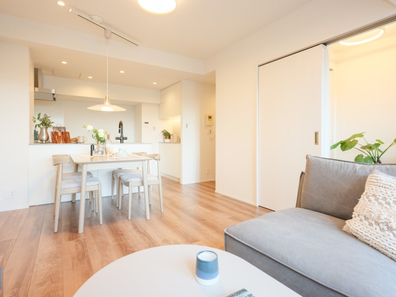 リュクスな暮らしが叶うリビングは木の温もりと上質感を味わえるお部屋です。多彩な豊かさが紡ぎ、穏やかな時間が流れます。