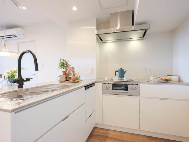 L型で調理のしやすい田中工藝製キッチンを新しく設置しました。ふたつのキャビネットがあるので作業を行えるスペースが多くできて、複数人での調理がしやすいキッチンです♪