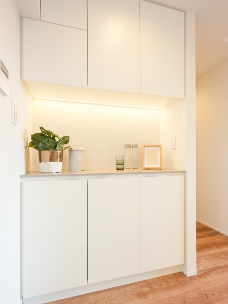 お部屋の雰囲気とマッチする機能性とデザイン性を兼ね備えたカップボードです。間接照明がよりいっそう上質空間を創り出す気品溢れるキッチンです。