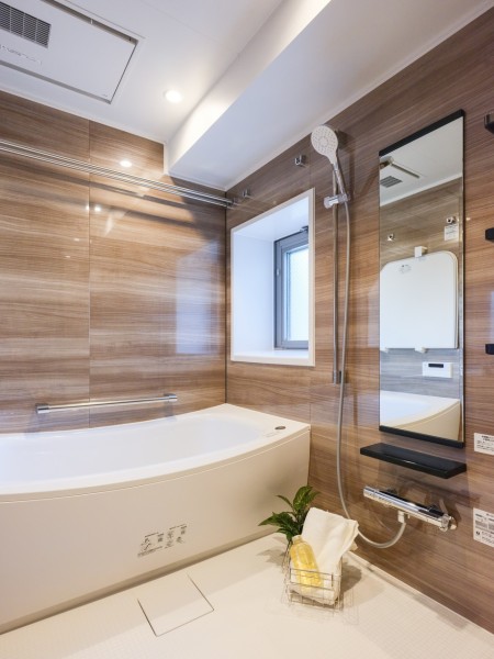 TOTO製ユニットバスを新規設置。窓が付いているので、自然光を採り込み換気にも嬉しいバスルームです。光沢のある木目調のパネルが、より一層くつろぎの空間へ誘います。