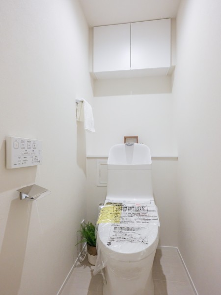 シンプルで安らぎが宿るレストルームです。カウンターや吊戸棚など有効的に使えそうな設備を設置。毎日使う場所だからこそ、清潔感と使いやすさを考慮した空間です。