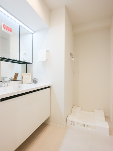 空間に美しく溶け込む白を基調とした明るいデザインの洗面化粧台です。豊かな洗面空間での暮らしを、毎日お楽しみいただけます。