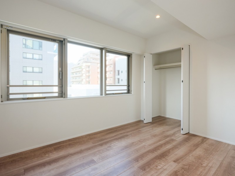 洋室1にはクローゼットの他に棚を設置しました。心地よい光と風を運んでくれる二面採光で、おだやかな空気に纏われています。