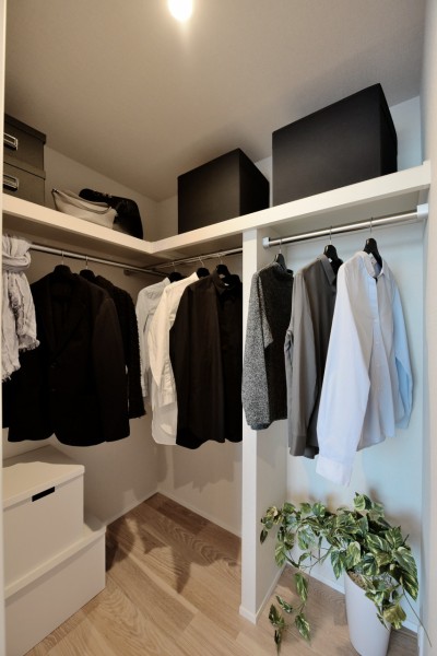 洋室1にはウォークインクローゼットをハンガーパイプに枕棚を設置していますので、毎日使うお気に入りの衣類からかさばりがちなアウターまでたっぷりと収納できます。頼もしい収納力で、お部屋は広々とお使い頂けます。