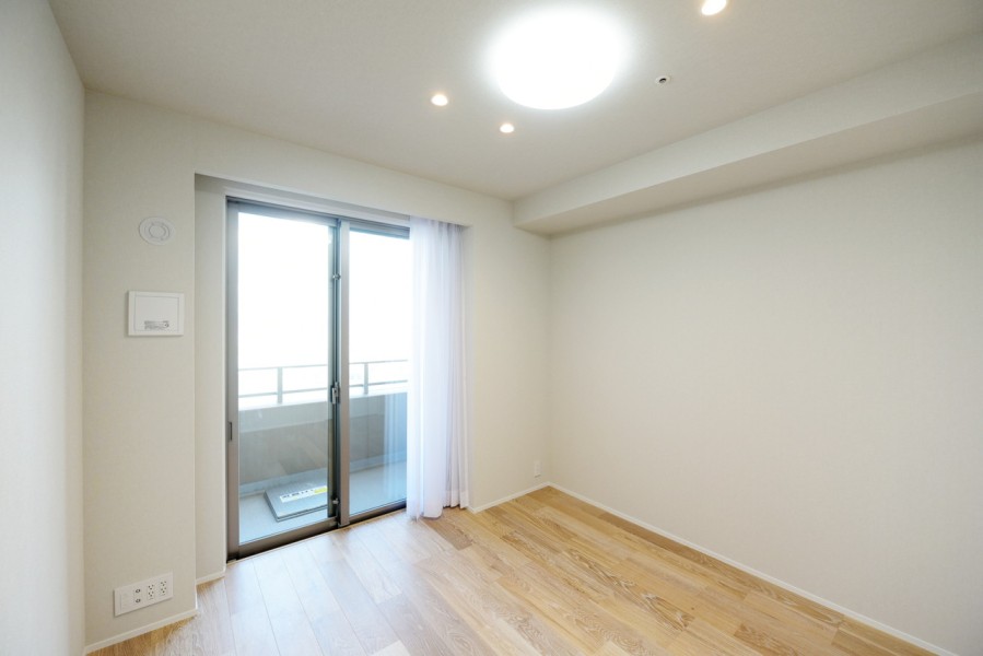 洋室2（約6.1帖）はバルコニーに面した優しい光が差し込むお部屋です。バルコニーからは淀川を望む眺望があり、開放的な空気を味わえます。シンプルな内装なのでお好みの家具や小物で演出して頂けます。