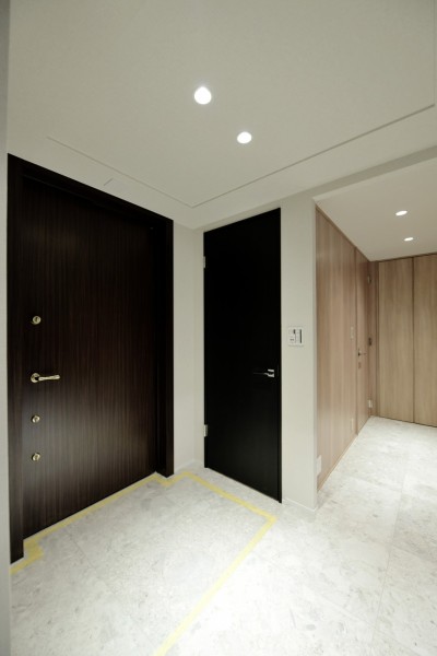 玄関は高級感のある扉でまさにホテルを彷彿とさせます。カードキーで開錠できます。人感センサーライトを設置していますので、手が塞がっている時や遅い時間のご帰宅時にも自動点灯で安心です。暖かくゲストや家族を迎えてくれます。