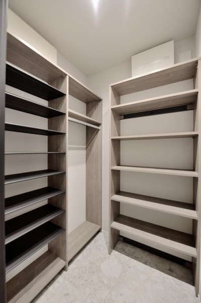.玄関にはシューズインクローゼットを設置しました。調節可能な棚は、様々な種類とサイズの靴に対応し、ハンガーパイプが設置されていますので、お出かけの際の羽織物もかけておくことができます。頼もしい収納量で、玄関はすっきり片付きます。