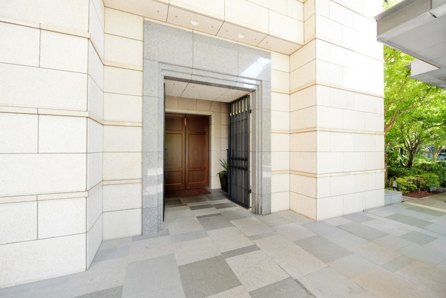 それぞれ趣の異なる美しいエントランスが三か所設置されております。素材や意匠にもこだわった気品を感じるエントランス、コンシェルジュサービスもあります。グランドエントランスにはホテルのような車寄せがあり、お天気を気にせず乗り降り出来ます。