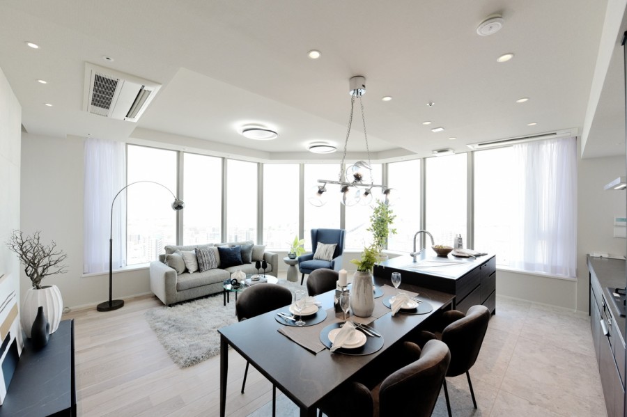 約22.4帖のLDKは床暖房完備で、冬も快適に寛げます。天カセエアコン２台設置済みですので、広い空間も効率的に調節出来ます。一面の大きな窓から遠くの景色を眺めることができます。