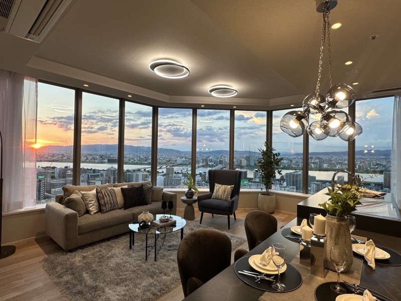 時間や季節と共に変化していく大きな空と淀川の流れを楽しめるパノラマ眺望が魅力的です。昼間は照明が必要無いぐらいの明るいリビング、日が暮れていくにつれ美しい夕陽が姿を現します。