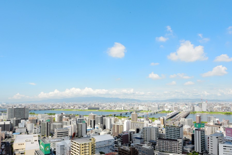 25階部分からは前面を遮る建物がなく、大きく広がる空とゆったりと流れる淀川の景色を眺めることが出来ます。夏には、淀川花火大会を眺めることができ、夏の風物詩を特等席で楽しむことができます。