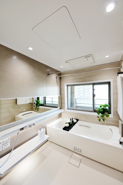 TOTO製SYNLA1620サイズを採用、肩楽湯・腰楽湯も備え付けました。調光設備も完備していますので、気分や好みに合わせて癒しの時間を過ごして頂けます。建物のコンセプトと同様、ホテルのような生活を送れます。