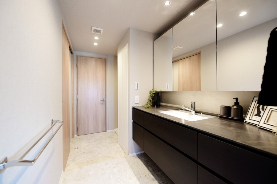 田中工藝社製のオリジナル洗面台を設置しました。ゆったりとしたカウンターで広々ご使用頂けます。主寝室とも引戸でつながっているので、朝の準備もスムーズに行えますし、衣類の収納も楽です。