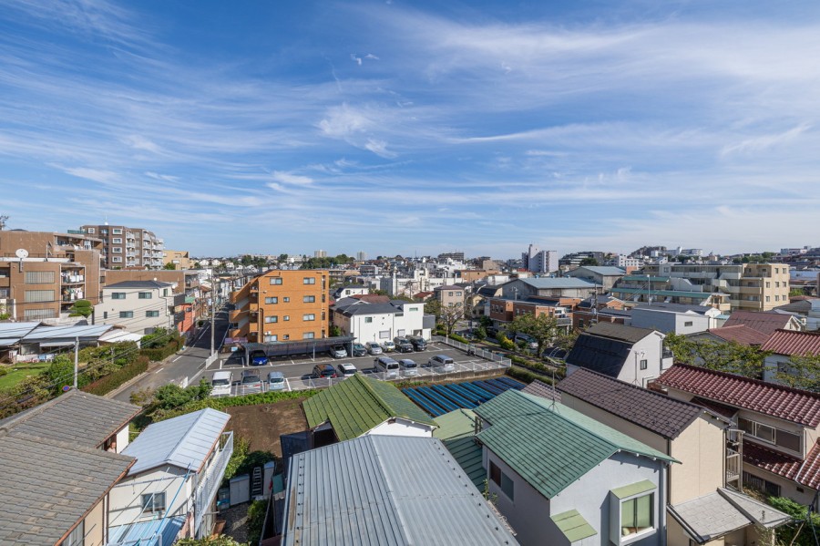 バルコニーからは、遠くまで空が見渡せる見晴らしの良い眺望が広がっています。爽やかな青空を見ながら解放感を味わい、ほっと一息つけそうです。