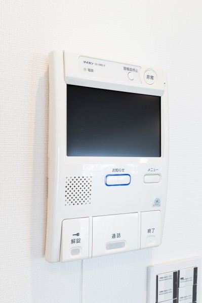 ◆TVモニター付インターホン◆訪ねてきた相手をモニター越しに確認でき、防犯対策に役立ちます。インターホン越しに話をすることが可能です。